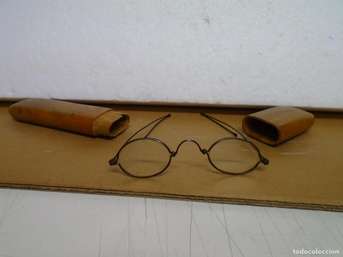 Antiquit&auml;ten: ANTIGUAS GAFAS O IMPERTINENTES CON CRISTALES Y DE MONTURA METALICA,ESTUCHE DE MADERA.