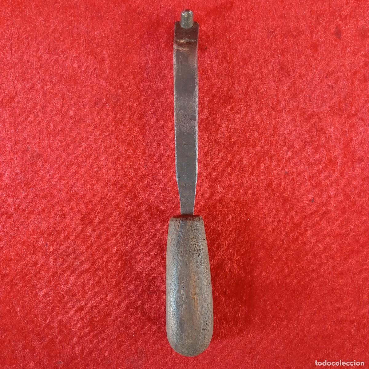 Antig&uuml;edades: ANTIGUA HERRAMIENTA PARA FABRICACI&Oacute;N DE CALZADO - HECHA EN METAL FOJADO Y MADERA - 26 CM DE LARGO