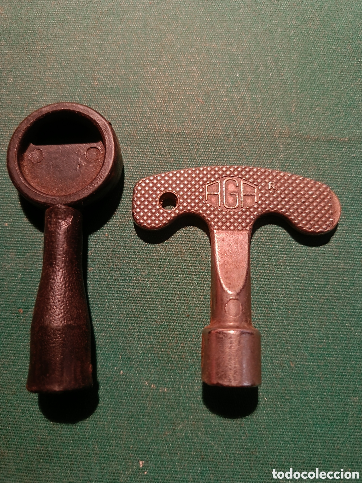 Antig&uuml;edades: LLAVE METALICA Y LLAVE DE PLASTICO CON FORMA TRIANGULAR EN EL INTERIOR - Foto 2