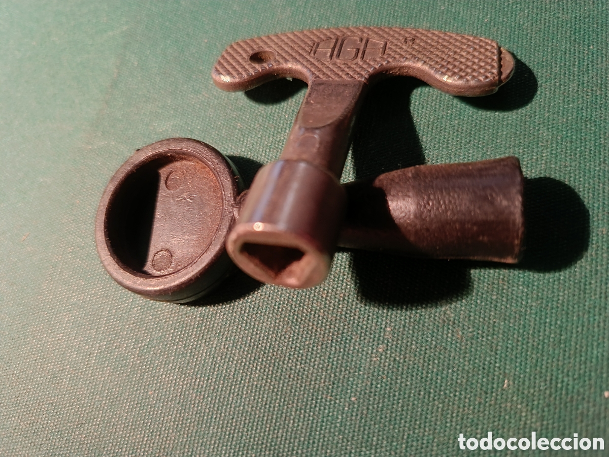 Antig&uuml;edades: LLAVE METALICA Y LLAVE DE PLASTICO CON FORMA TRIANGULAR EN EL INTERIOR - Foto 3