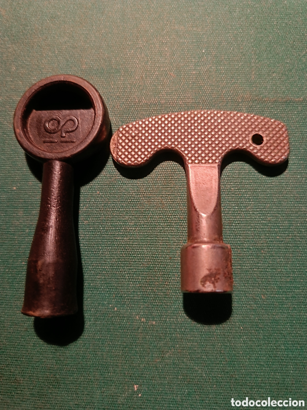 Antig&uuml;edades: LLAVE METALICA Y LLAVE DE PLASTICO CON FORMA TRIANGULAR EN EL INTERIOR