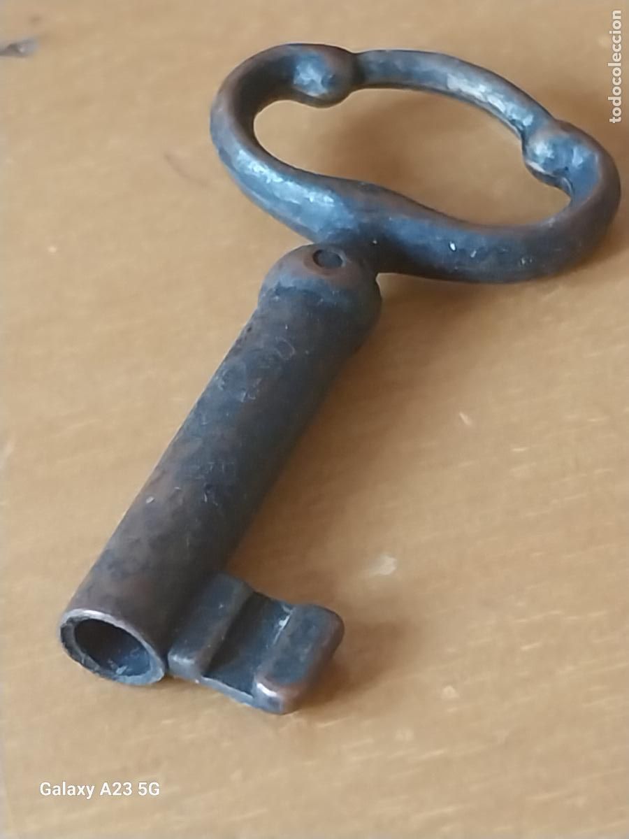 Antig&uuml;edades: LLAVE HUECA ANTIGUA METAL TONO COBRIZO 4.74CMS LARGO