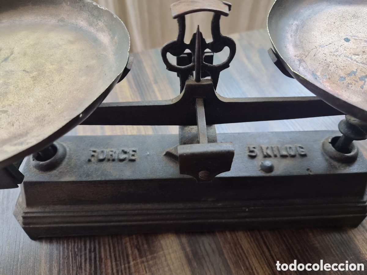 Antig&uuml;edades: ​Magn&iacute;fica B&aacute;scula Antigua de Hierro Fundido &rdquo;FORCE 5 KILOS&rdquo; (S. XIX) - Platos Originales de Lat&oacute;n