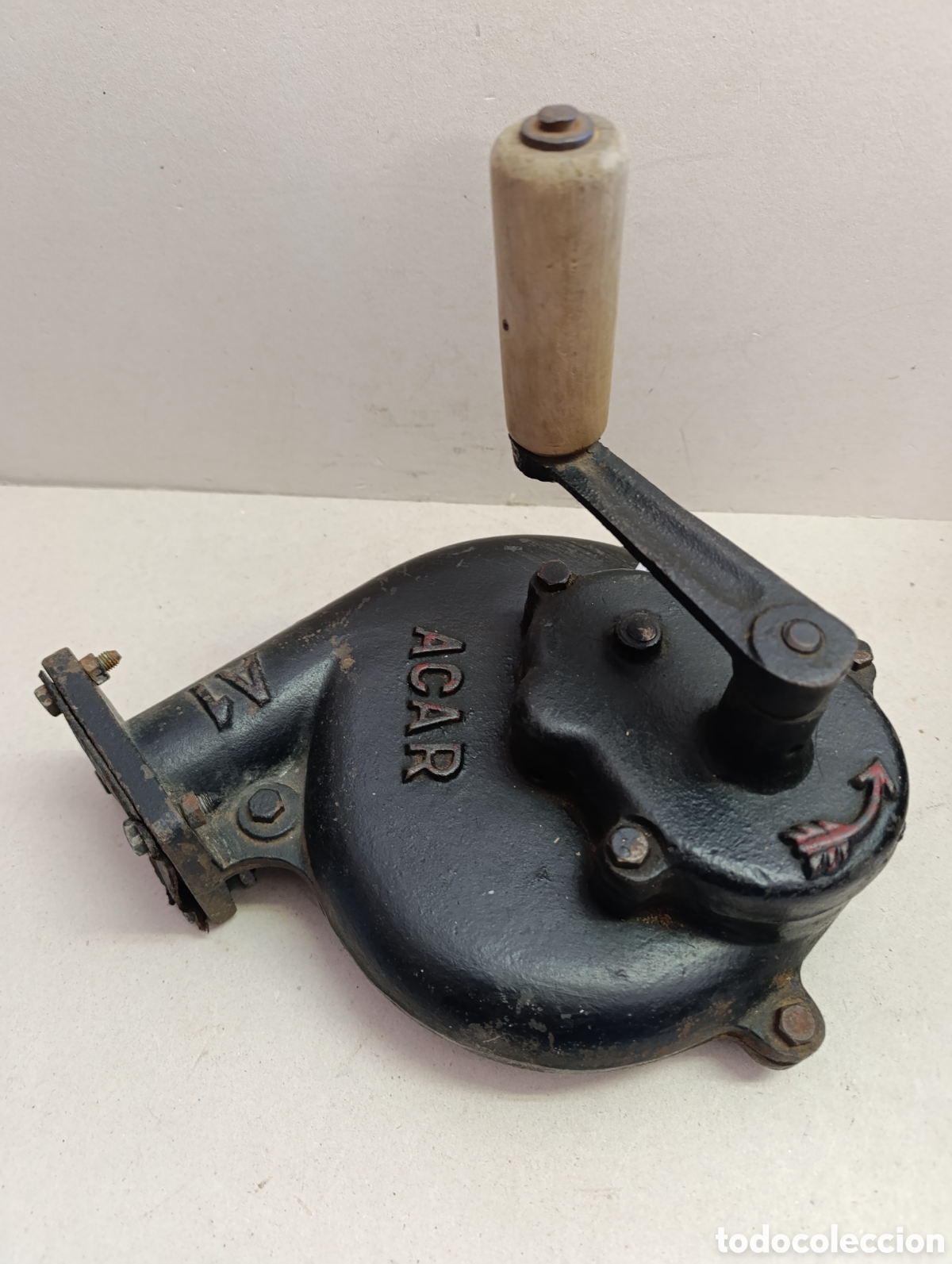 Antig&uuml;edades: SOPLADOR O VENTILADOR MANUAL ACAR, MANGO DE MADERA. BARQUIN O TURBINA DE MANIVELA.