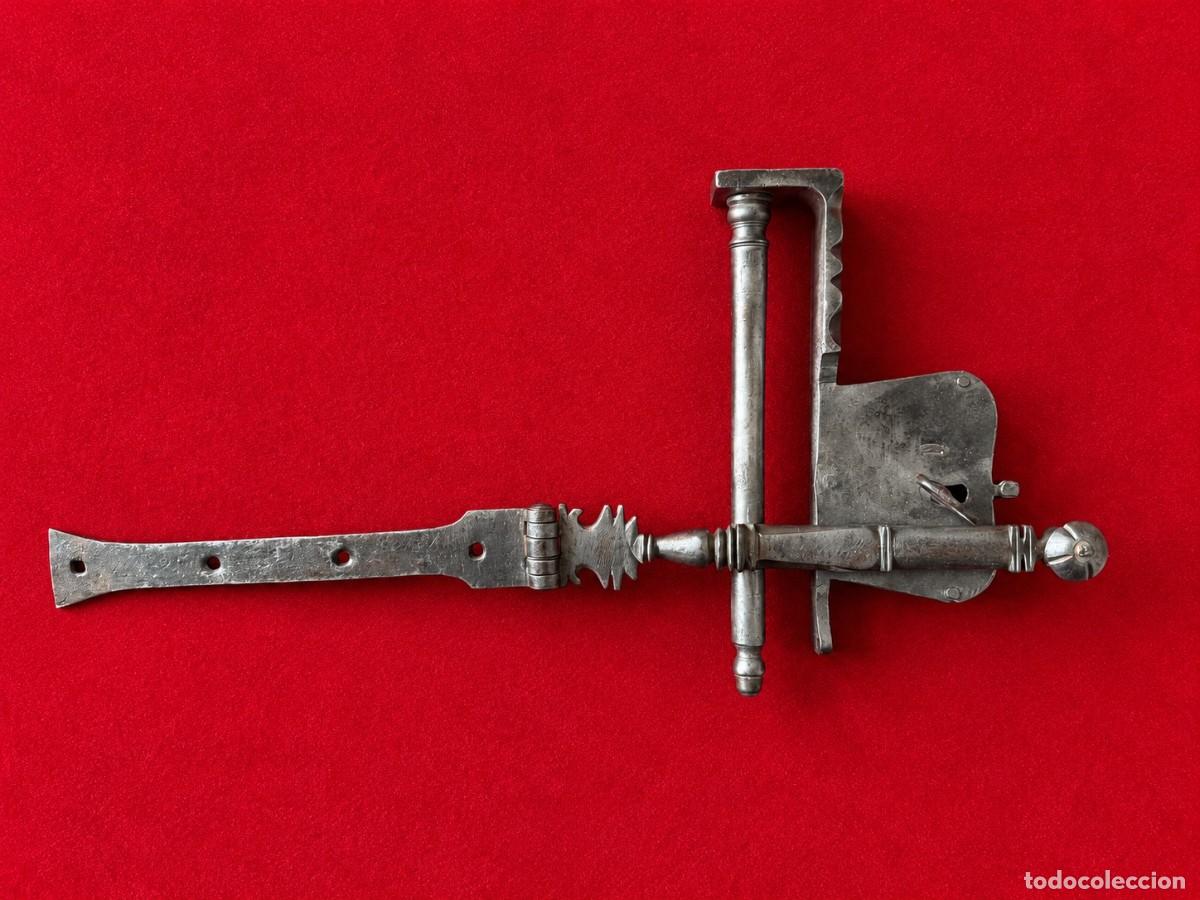 Antig&uuml;edades: CERRADURA CON LLAVE SIGLO XIX