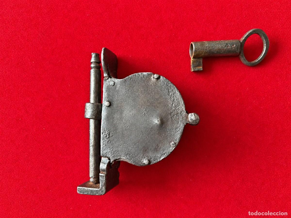 Antig&uuml;edades: CANDADO CON LLAVE SIGLO XIX - Foto 2
