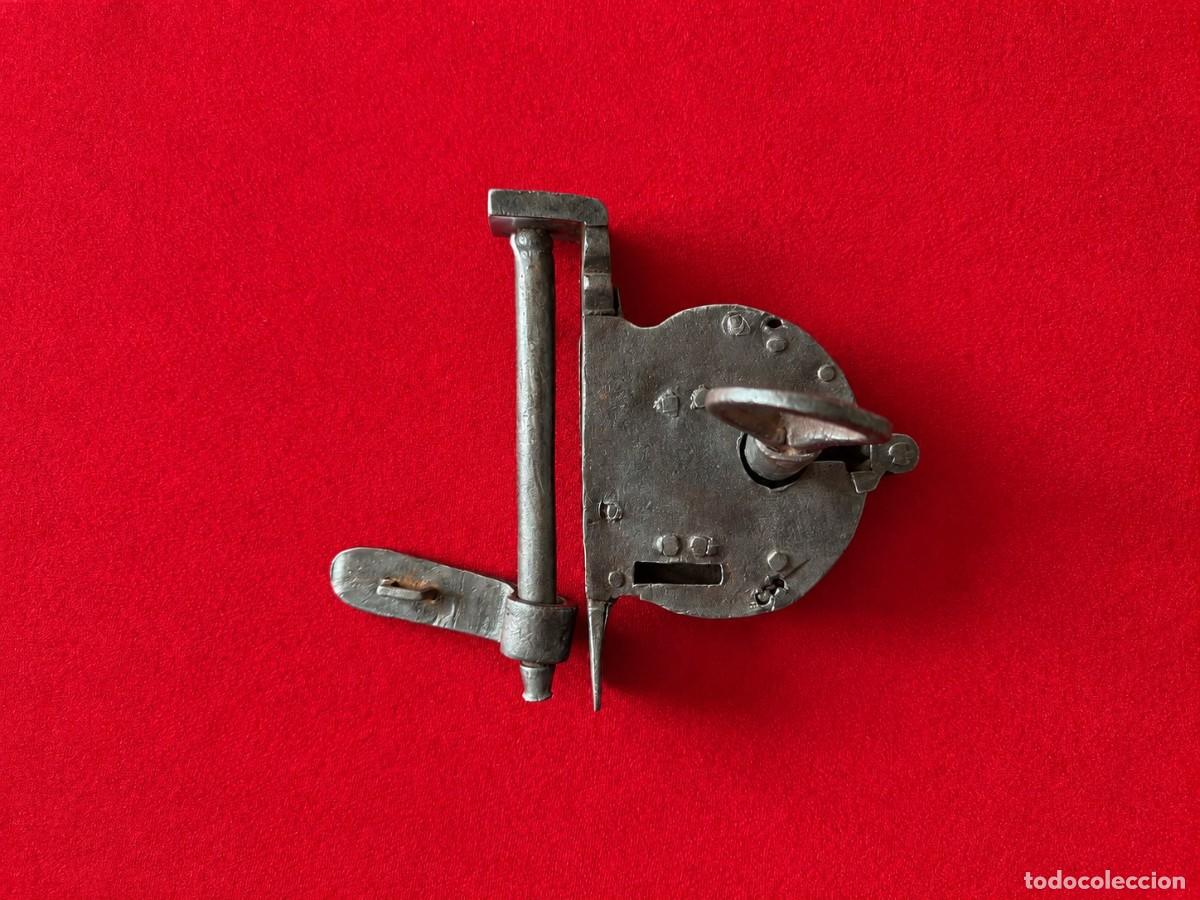 Antig&uuml;edades: CANDADO CON LLAVE SIGLO XIX - Foto 3