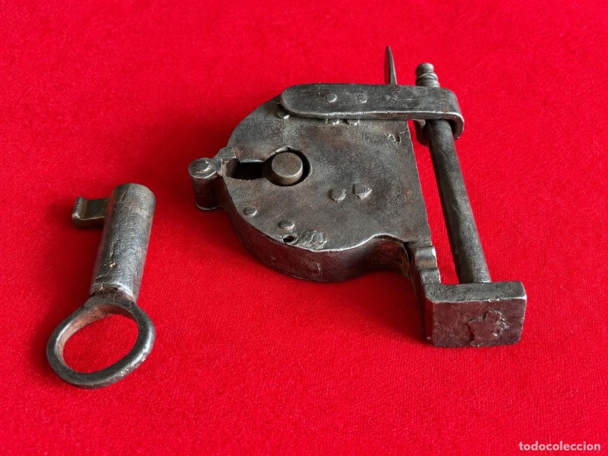Antig&uuml;edades: CANDADO CON LLAVE SIGLO XIX - Foto 4