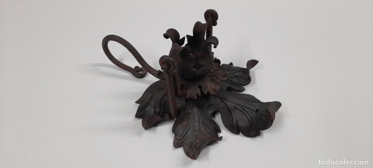 Antig&uuml;edades: ANTIGUA PALMATORIA / CANDELABRO DE UNA VELA . REALIZADA EN HIERRO . FIRMADA A. M. ORIGINAL A&Ntilde;OS 50