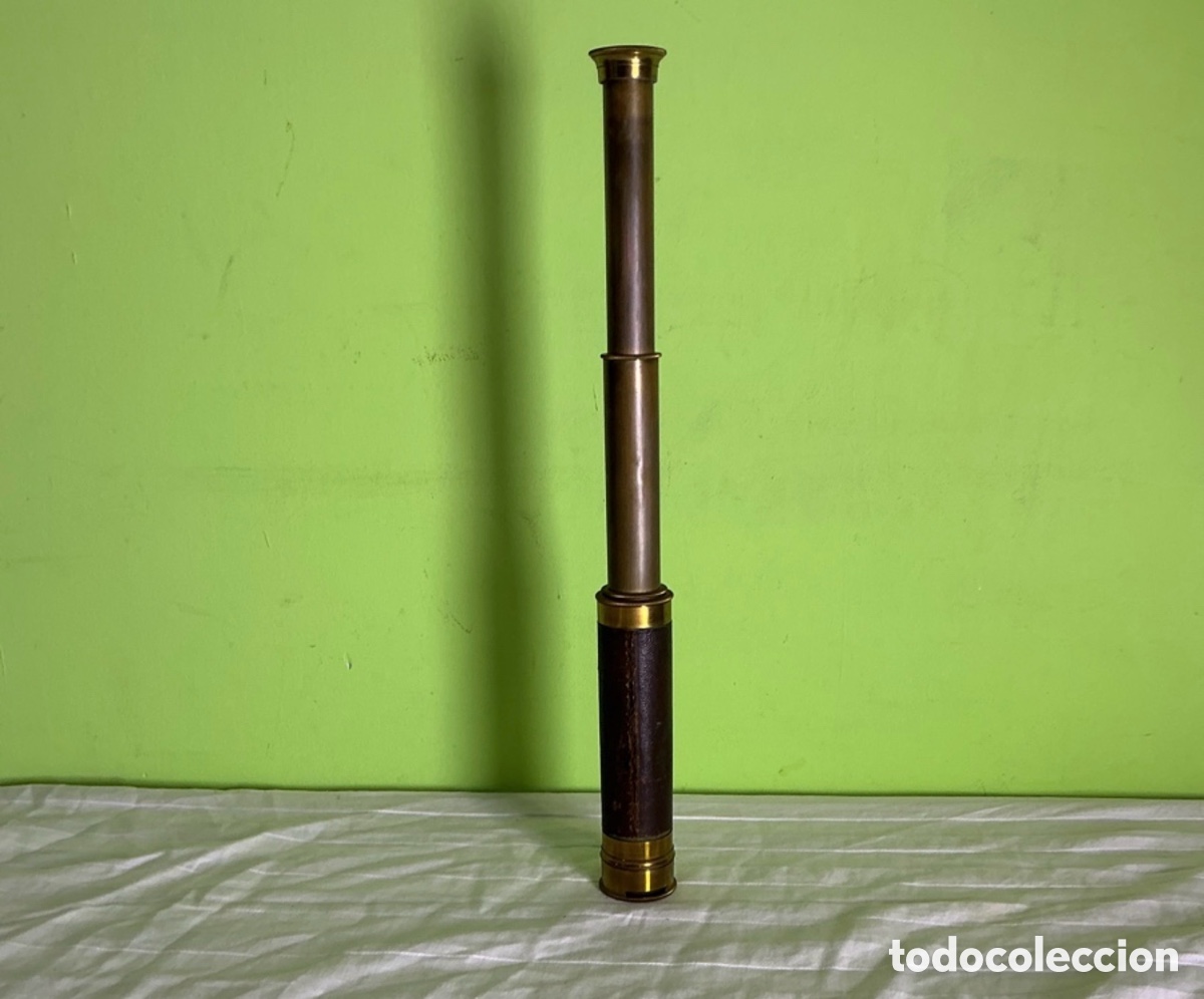 Antig&uuml;edades: Catalejo extensible de lat&oacute;n y cuero &laquo;Brevet&eacute; A.V S.G.D.G.&raquo;