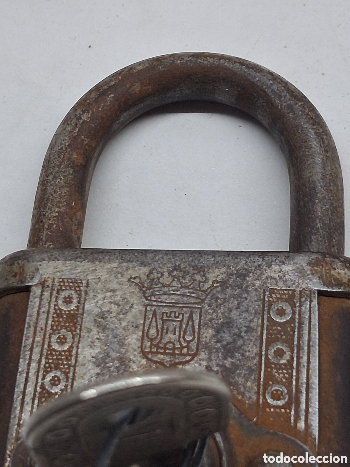 Antig&uuml;edades: candado con escudo de armas. - Foto 2