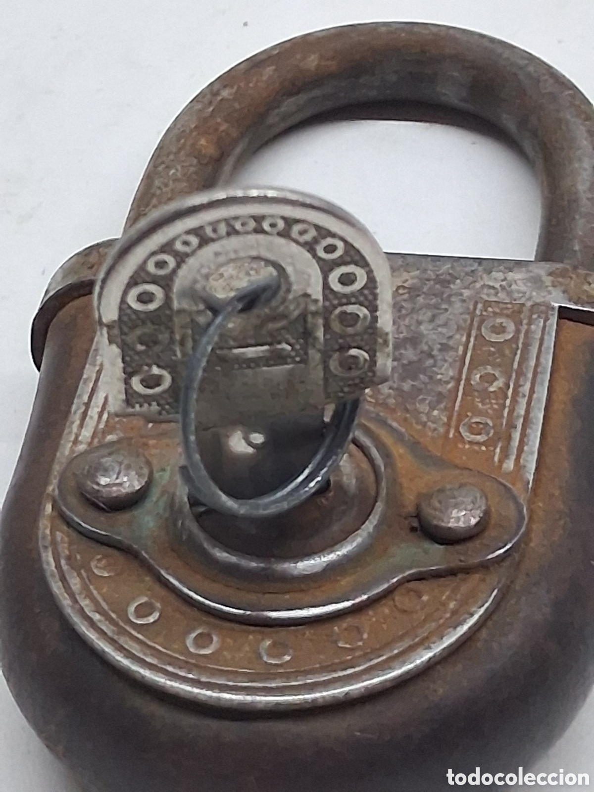 Antig&uuml;edades: candado con escudo de armas. - Foto 3
