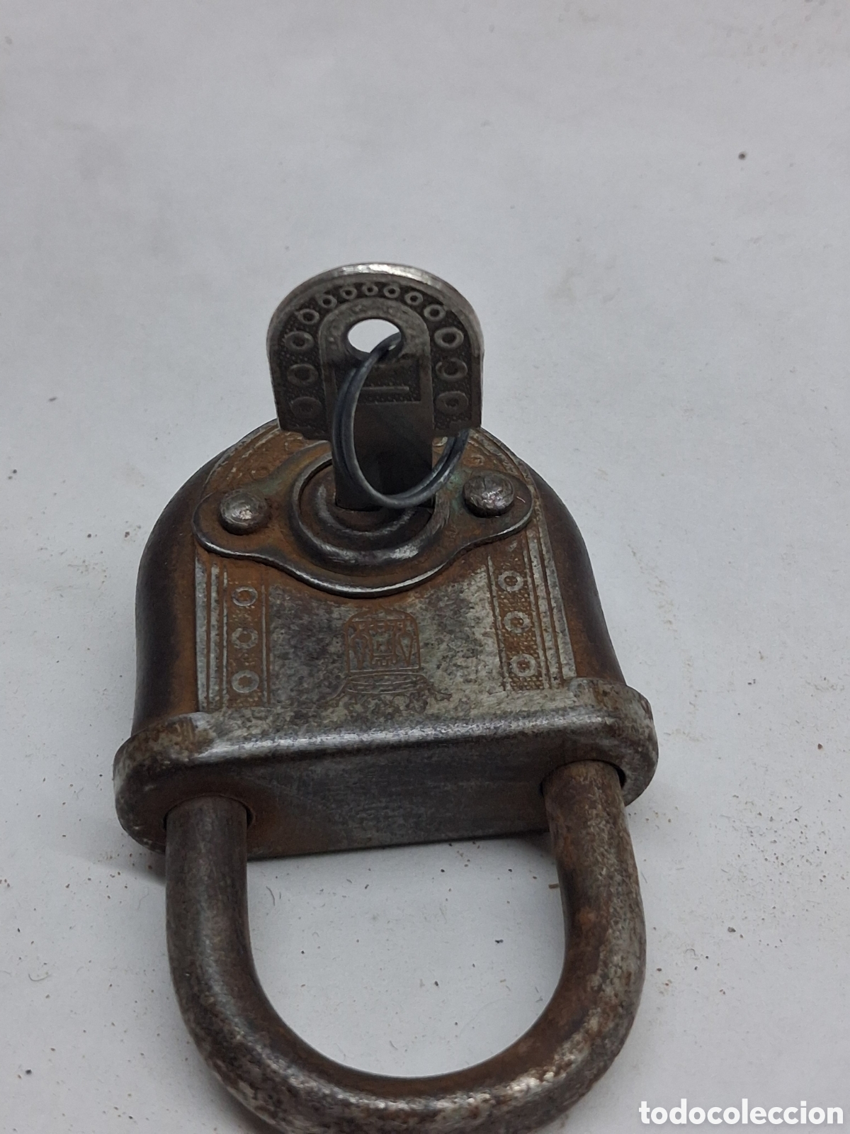 Antig&uuml;edades: candado con escudo de armas. - Foto 5