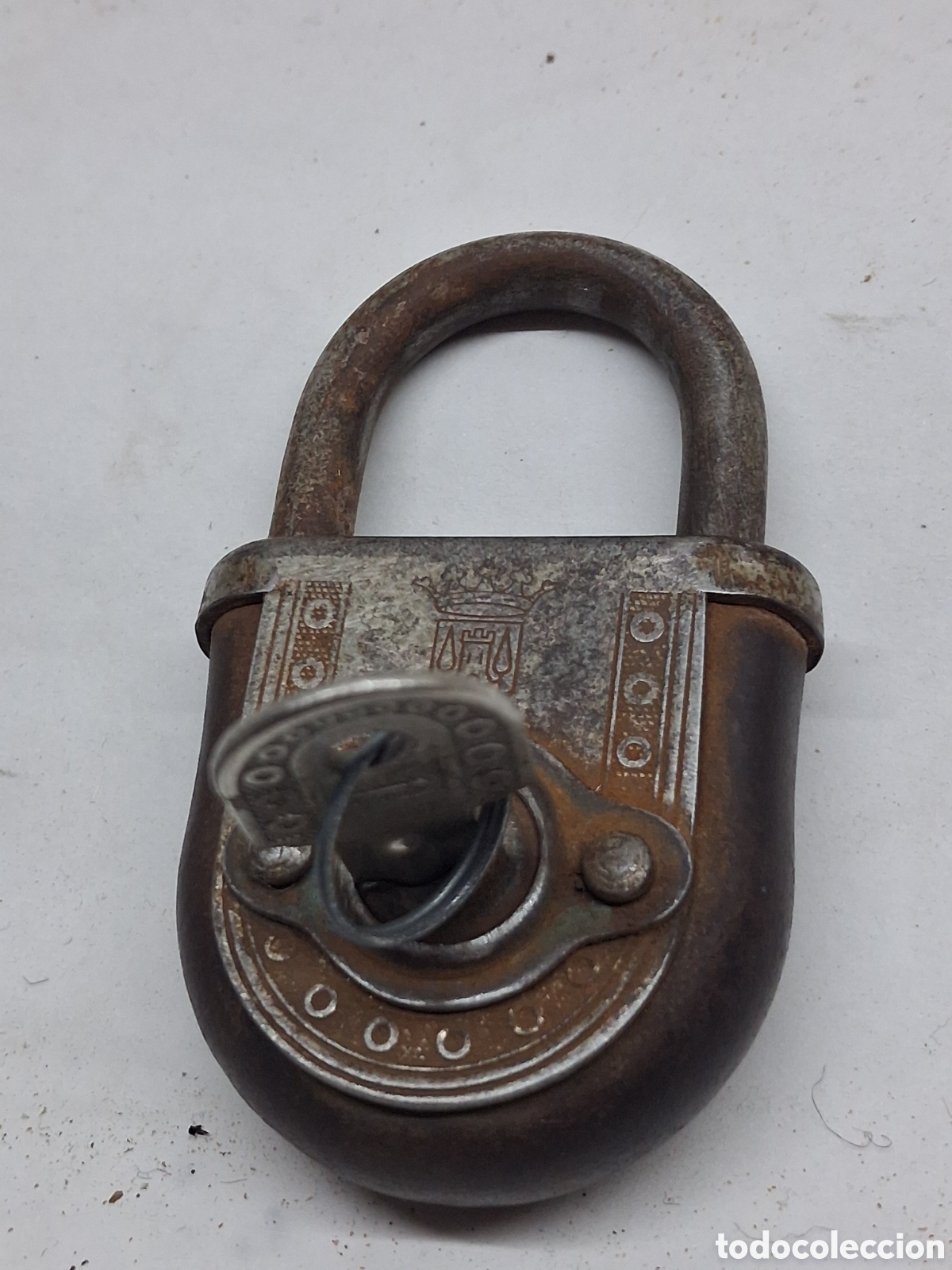 Antig&uuml;edades: candado con escudo de armas. - Foto 1