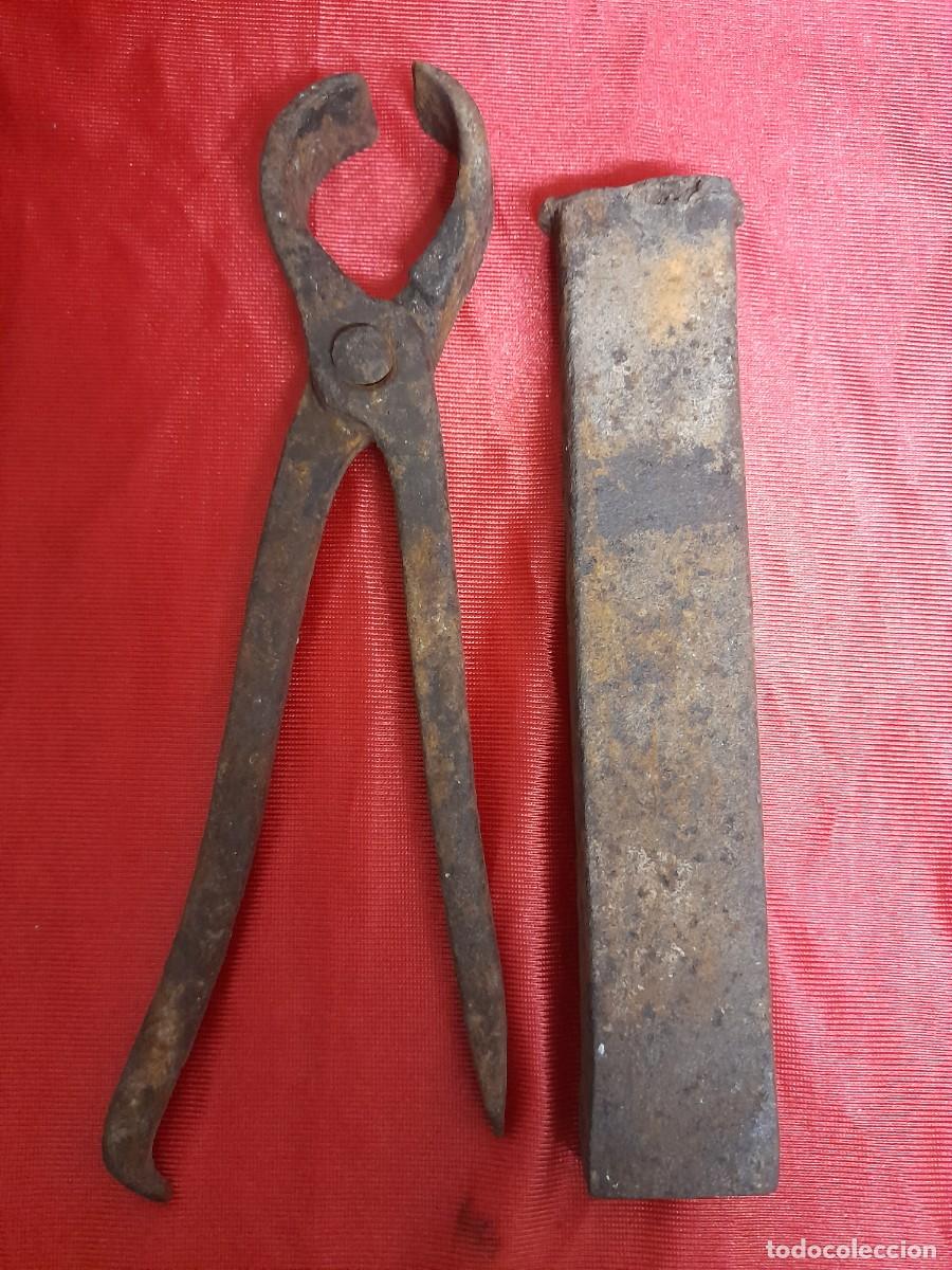Antig&uuml;edades: Antiguas Tenazas de Herrador / Herrero y Cu&ntilde;a Cortafr&iacute;os de Hierro Forjado. Coleccion