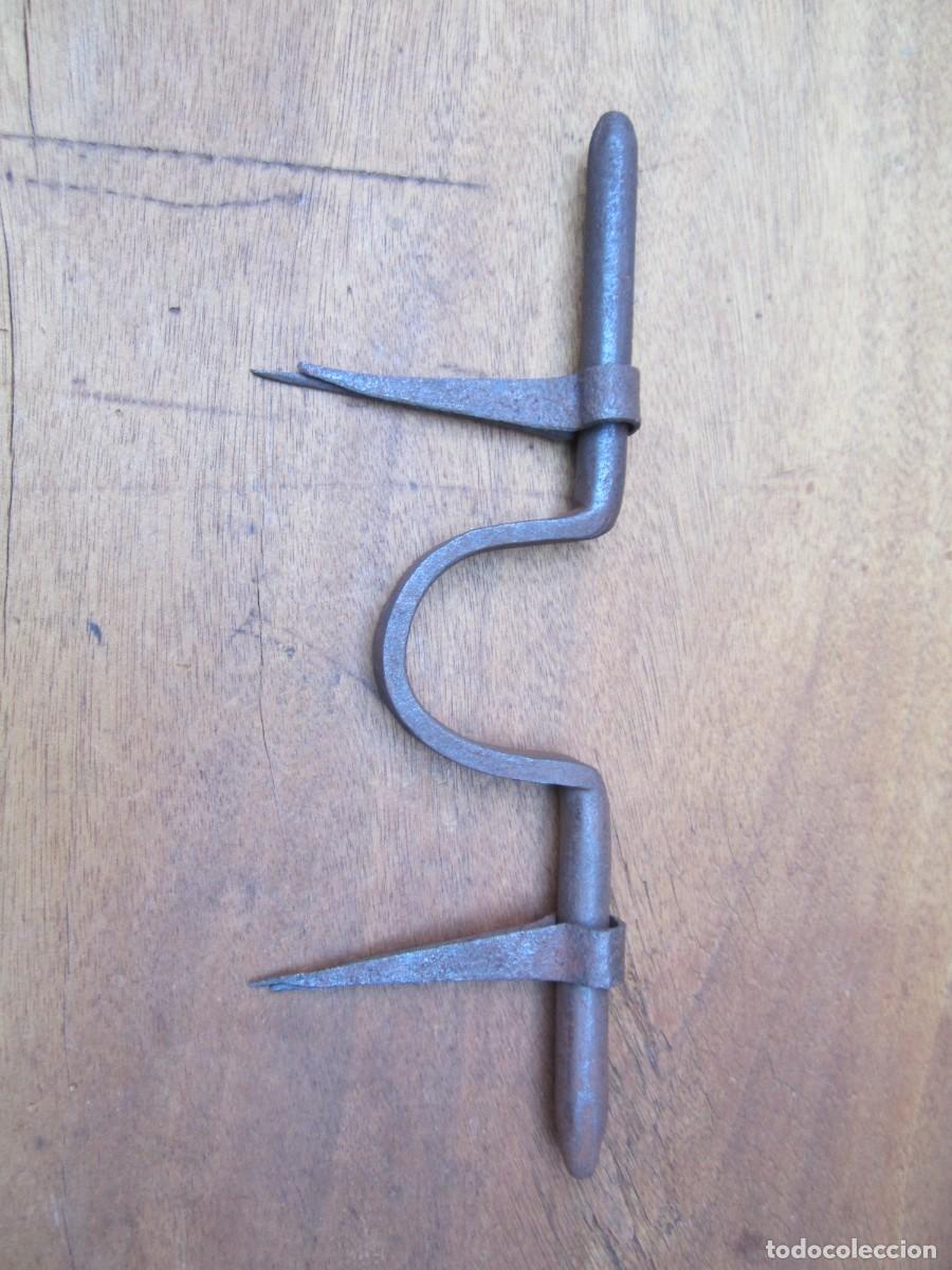 Antig&uuml;edades: Cerrojo antiguo curvo de hierro forjado, 24 cm.