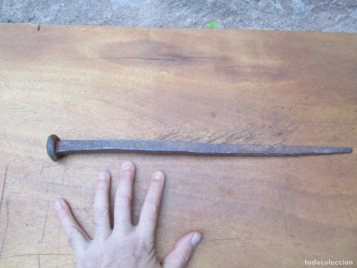 Antig&uuml;edades: Clavo antiguo hierro forjado, 38.7 cm largo.