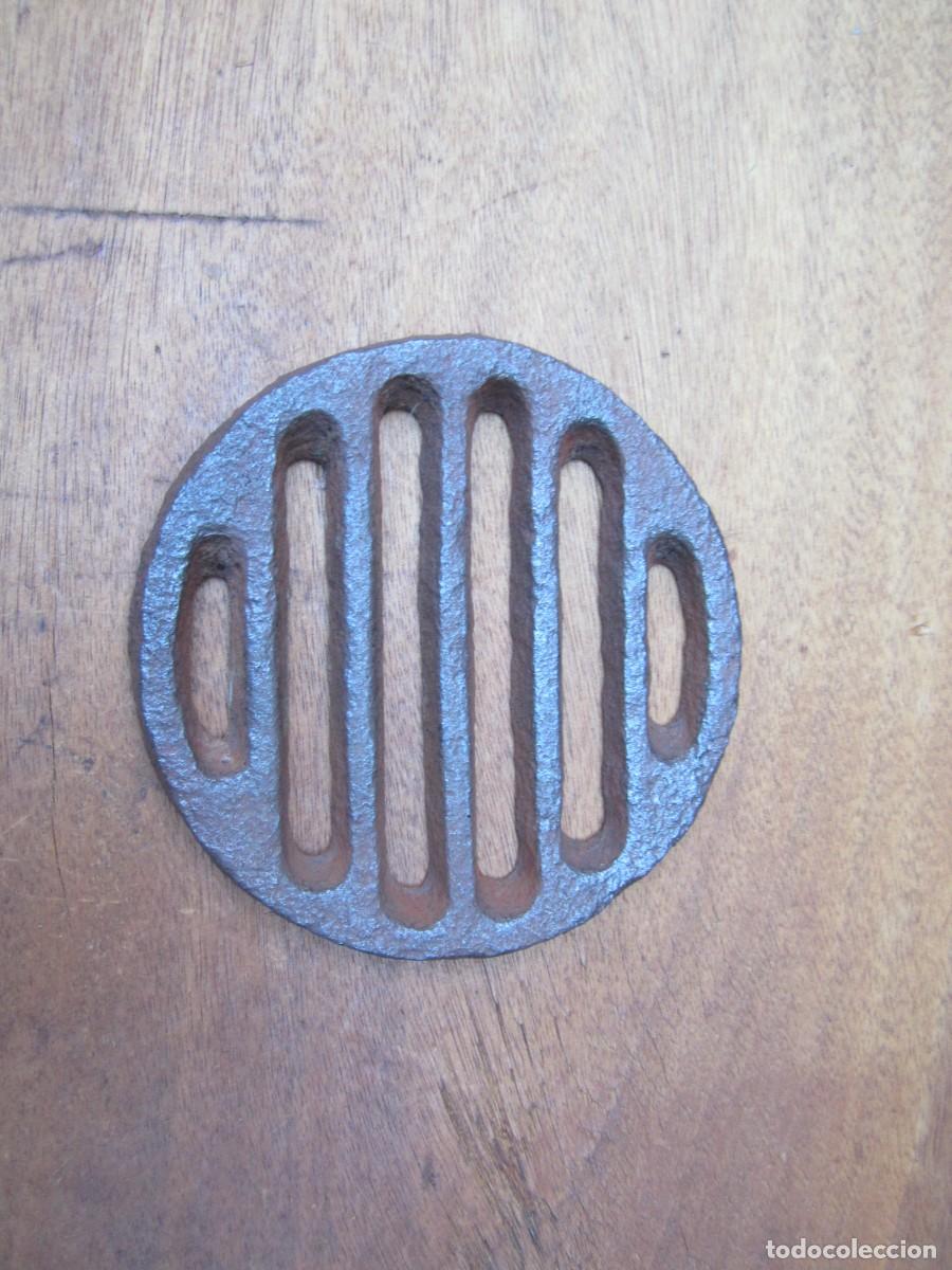 Antig&uuml;edades: Rejilla antigua de fog&oacute;n, cocina econ&oacute;mica.