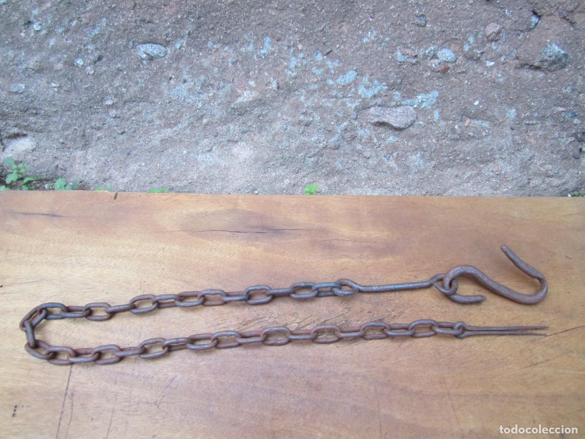 Antig&uuml;edades: Cadena antigua hierro de 123 cm largo total.