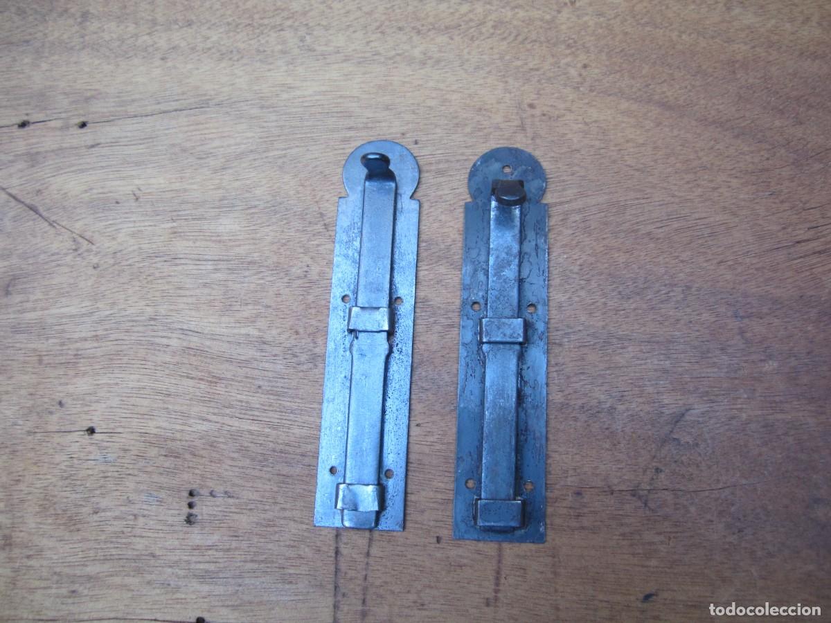 Antig&uuml;edades: Pestillos antiguos de hierro, pareja 14 cm.