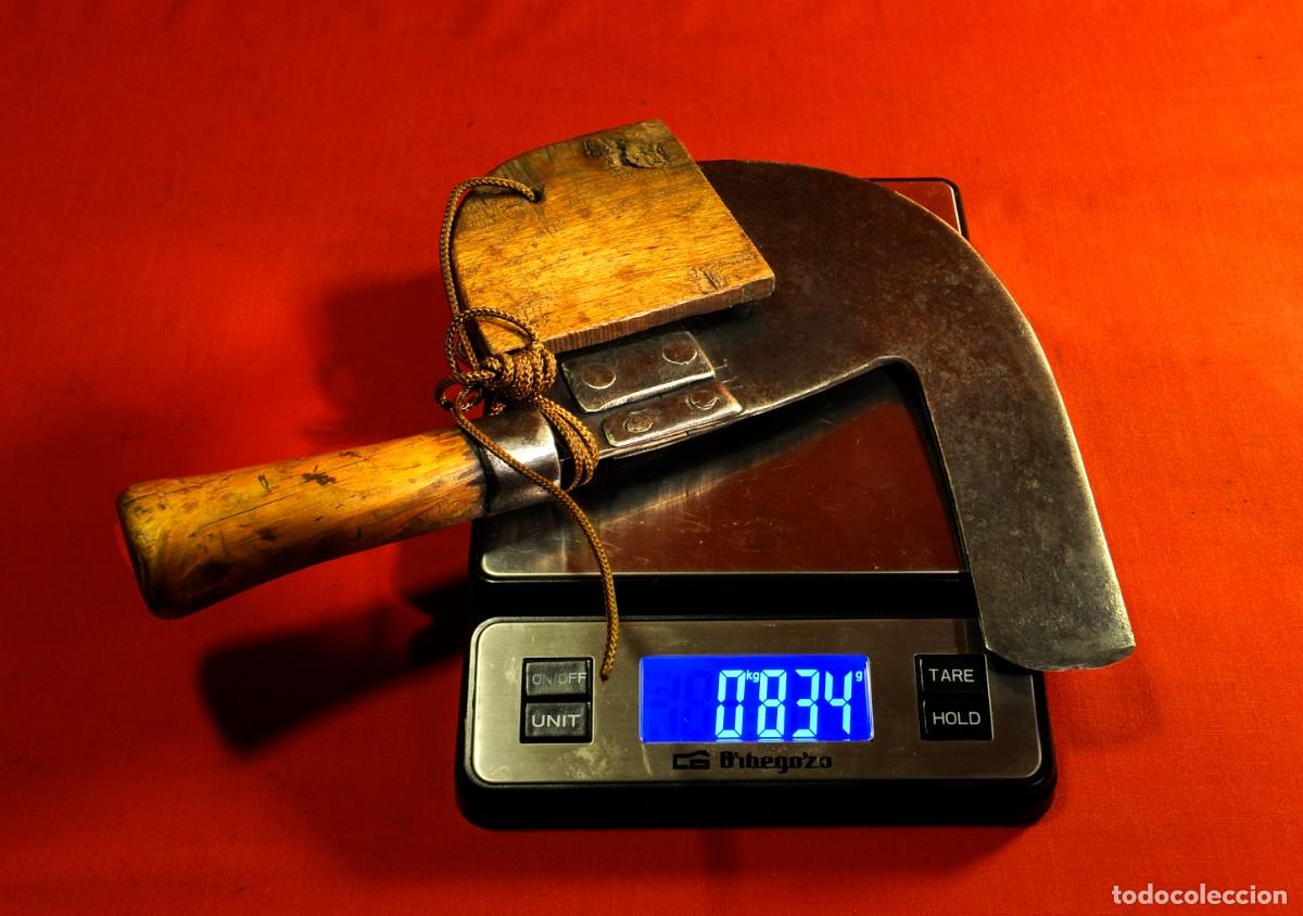 Antig&uuml;edades: Antiguo pod&oacute;n corta hierbas de forja y madera con marca HI, s.XIX