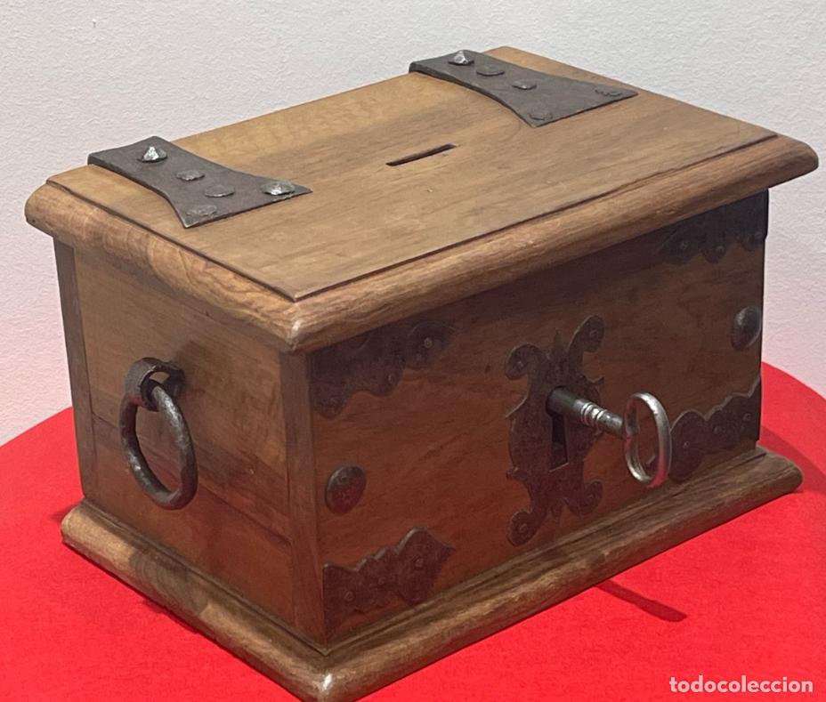 Antig&uuml;edades: Caja, de caudales o limosnero, con los herrajes de los siglos XVI-XVII