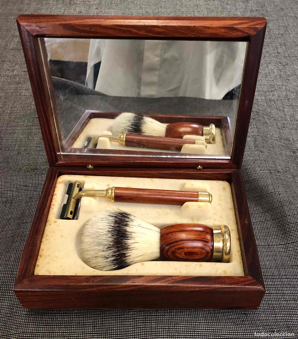 Antig&uuml;edades: ESTUCHE MADERA CON SET DE MAQUINILLA DE AFEITAR, Y BROCHA. SIN USAR