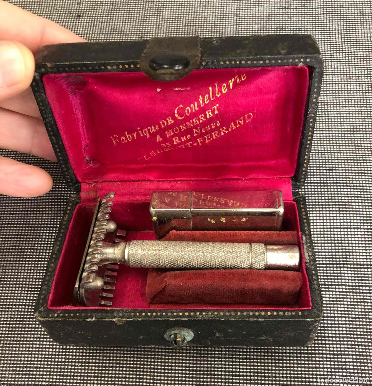 Antig&uuml;edades: ESTUCHE CON MAQUINILLA DE AFEITAR + PORTA CUCHILLAS.