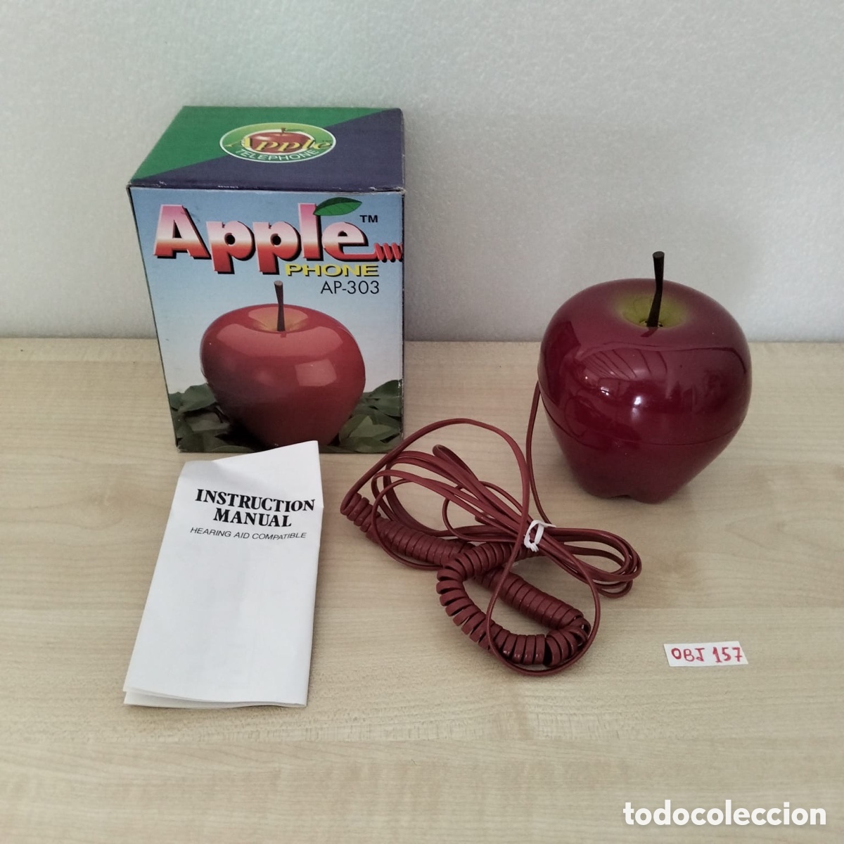 Antig&uuml;edades: tel&eacute;fono fijo retro con forma de manzana roja