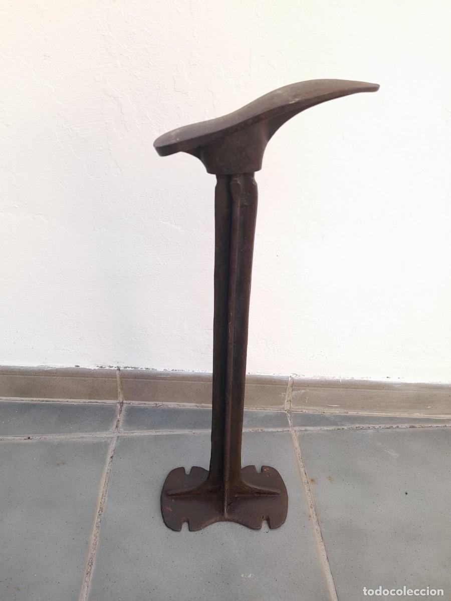 Antig&uuml;edades: Yunque de zapatero, desmontable, 56cm aprox de alto, pie 21cm aprox, 4kg aprox