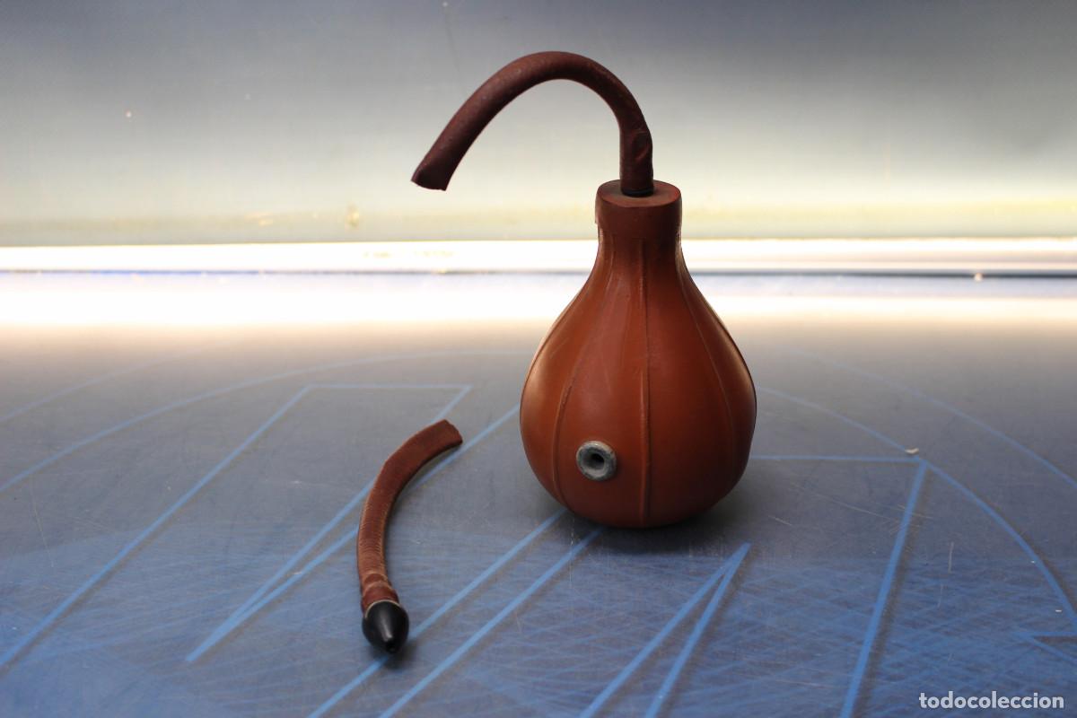 Antig&uuml;edades: Antigua pera de hule, irrigador. Material m&eacute;dico primera mitad s.XX.