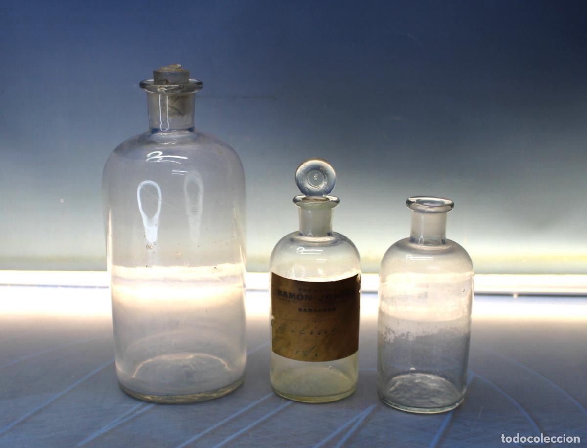 Antig&uuml;edades: 3 botellas, frascos de farmacia antiguos; cristal, vidrio transparente.