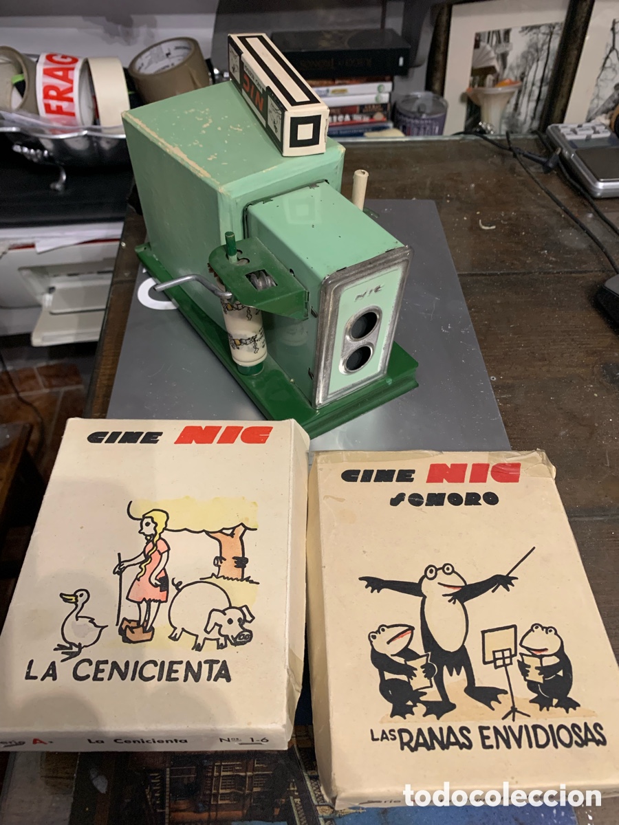 Antig&uuml;edades: PROYECTOR DE CINE NIC CON 2 CAJAS DE PEL&Iacute;CULAS - Foto 1