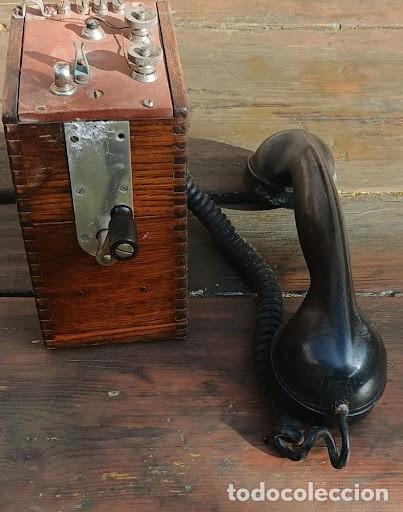 Telefones: Tel&eacute;fono Antiguo Port&aacute;til de Campa&ntilde;a / Mina de Magneto en Caja de Madera