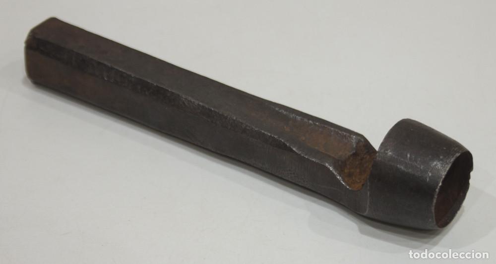 Antig&uuml;edades: ANTIGUO SACABOCADOS DE IMPACTO DE GRAN TAMA&Ntilde;O DE GUARNICIONERO.