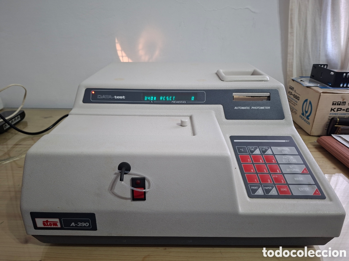 Antig&uuml;edades: Espectrofot&oacute;metro Vintage Biotron Atom A-390 - Foto 1