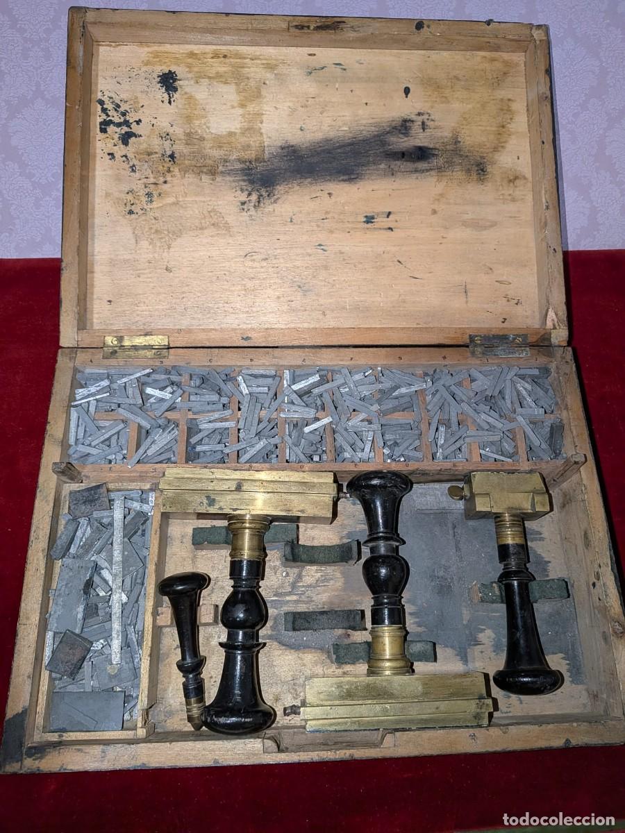 Antig&uuml;edades: CURIOSA IMPRENTA MANUAL. SIGLO XIX. CON MILES DE TIPOS Y VARIOS COMPONEDORES.
