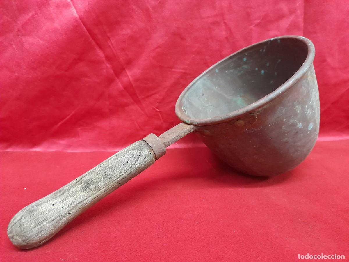 Antig&uuml;edades: Antiguo cazo de cobre y mango de madera para decoraci&oacute;n r&uacute;stica o restauraci&oacute;n. Mide 35 cm