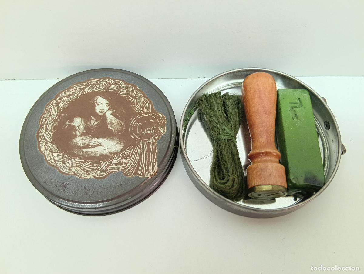Antig&uuml;edades: Antiguo juego de escritorio para lacre - Sello de madera, barra verde y cord&oacute;n en caja met&aacute;lica ilus