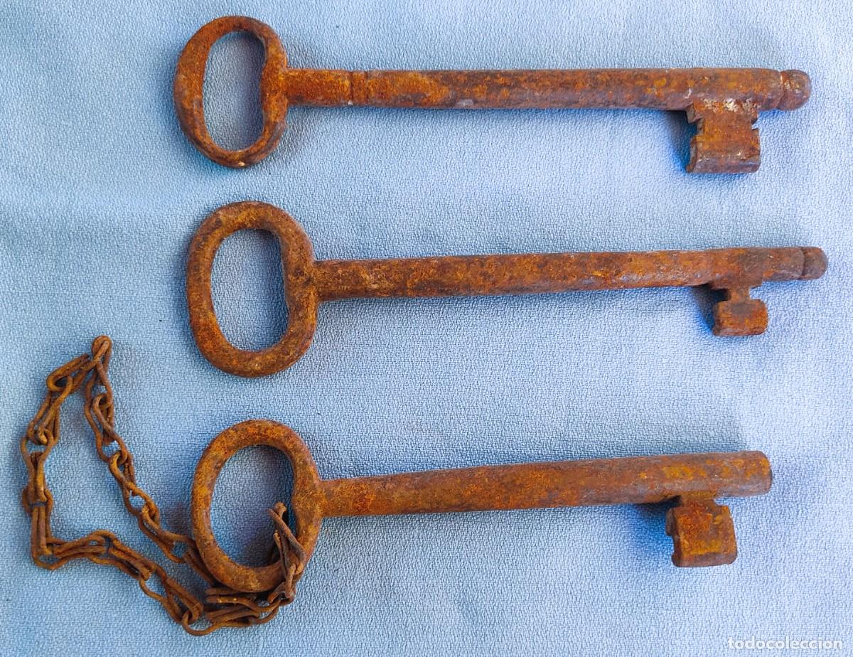 Antig&uuml;edades: 3 ANTIGUAS LLAVES DE HIERRO DE FORJA