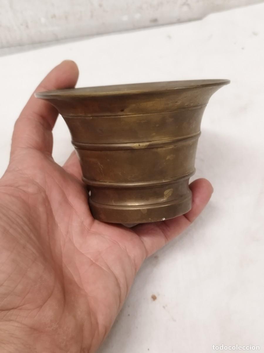 Antig&uuml;edades: Antiguo mortero o almirez en bronce o lat&oacute;n. Sin mano.