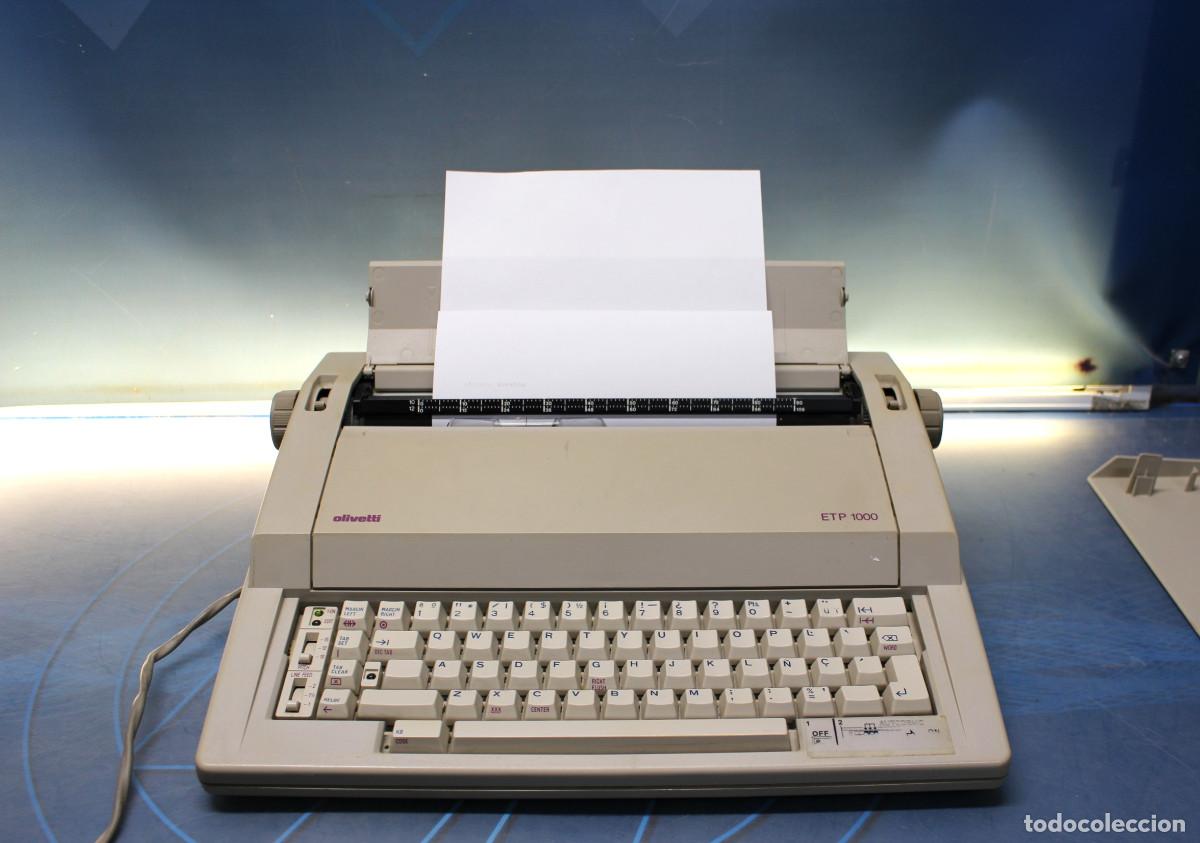 Antig&uuml;edades: M&aacute;quina de escribir electr&oacute;nica Olivetti ETP 1000.