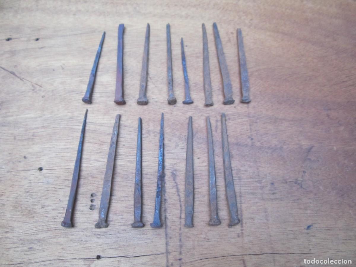 Antig&uuml;edades: Clavos antiguos de forja, lote 15 piezas.