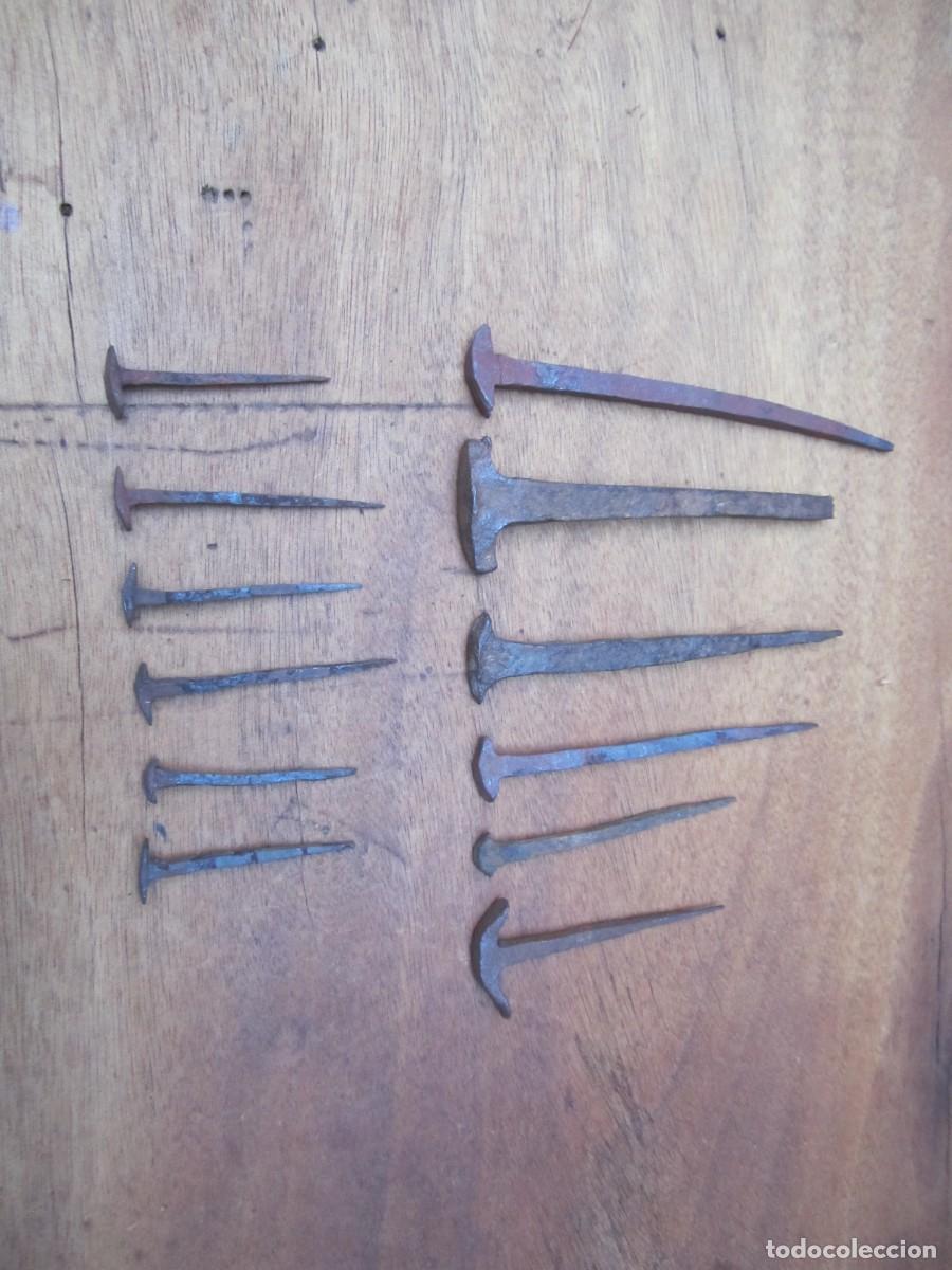 Antig&uuml;edades: Clavos antiguos centenarios de forja, lote 12 piezas.