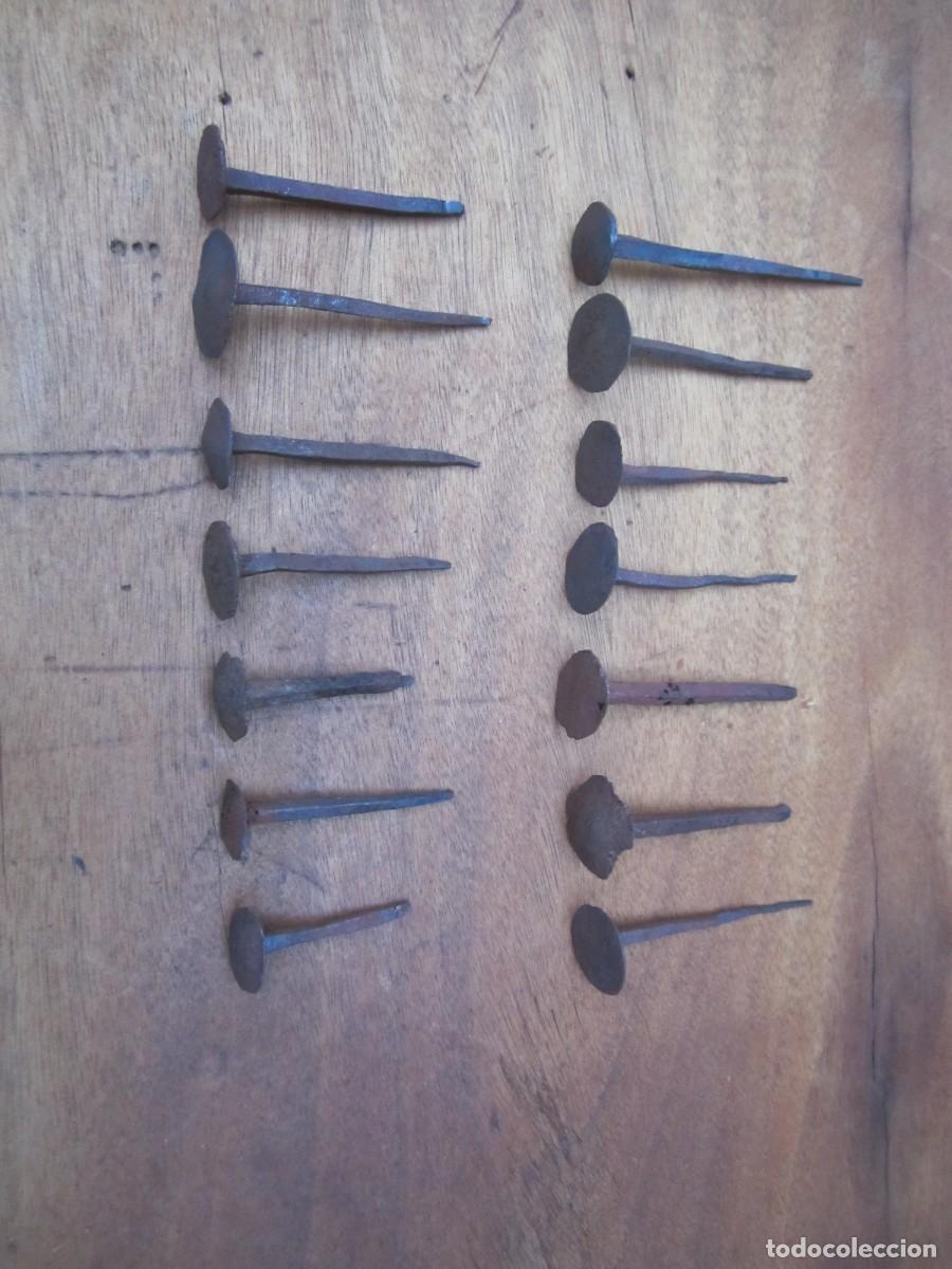 Antig&uuml;edades: Clavos antiguos hierro cabeza redonda, 14 piezas.