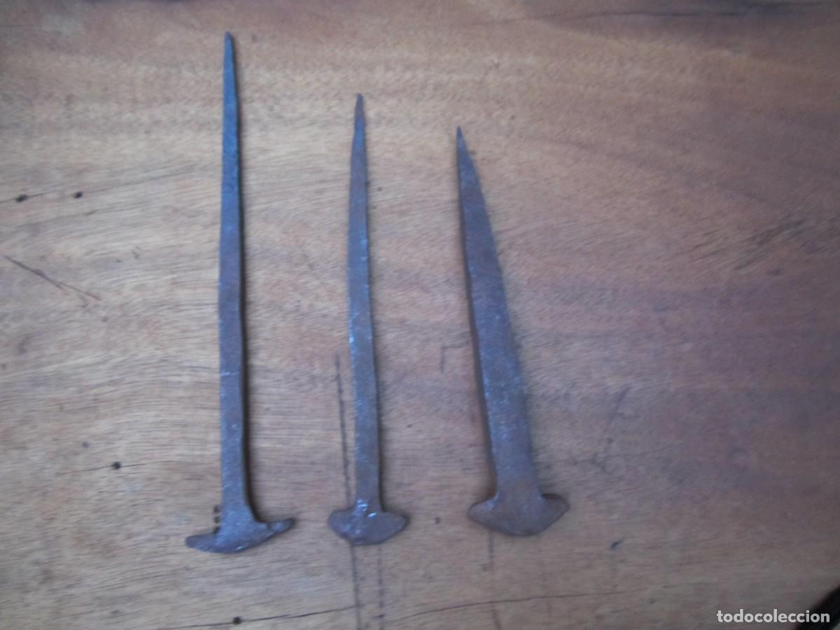 Antig&uuml;edades: Clavos antiguos grandes de forja, 3 piezas.