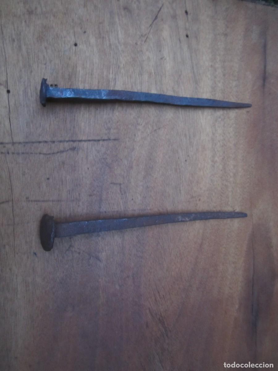 Antig&uuml;edades: Clavos antiguos hierro forjado, 23 cm largo.