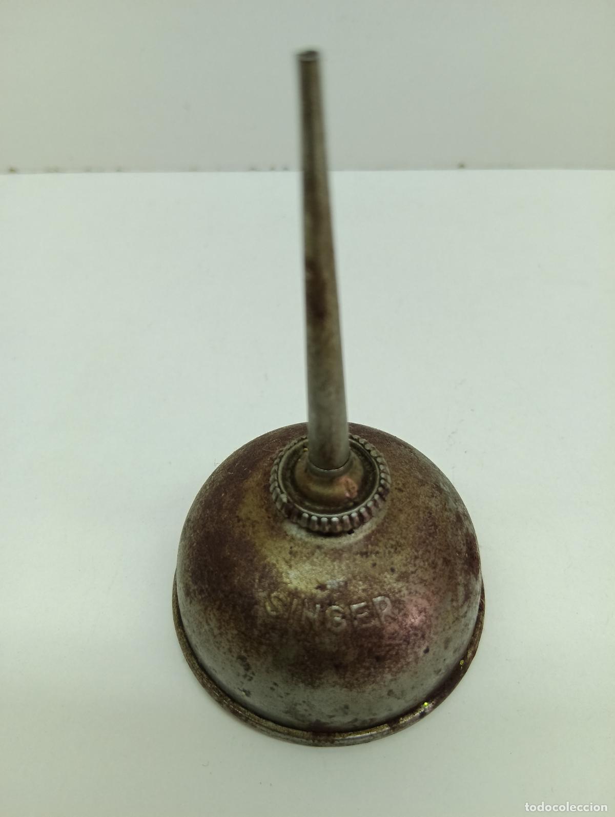 Antig&uuml;edades: Antigua aceitera de metal para m&aacute;quina de coser Singer - Vintage