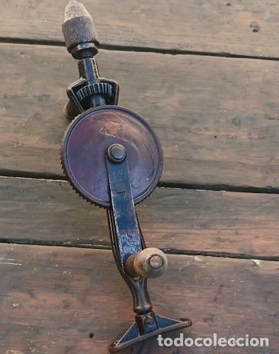 Antig&uuml;edades: Antiguo Taladro de Mano / Berbiqu&iacute; de Pecho con Rueda Dentada y Empu&ntilde;aduras de Madera