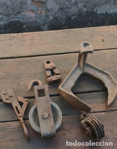 Antig&uuml;edades: Lote Antiguo de Herrajes, Poleas y Piezas de Fundici&oacute;n Industrial (Desguace / Taller)